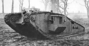 Tanque brit&aacute;nico Mark IV Tadpole. Su apodo Renacuajo le viene de su forma alargada dise&ntilde;ada para poder atravesar los fosos.
