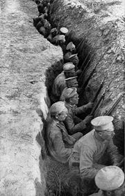 Soldados rusos esperando un ataque alem&aacute;n en una l&iacute;nea de trincheras.